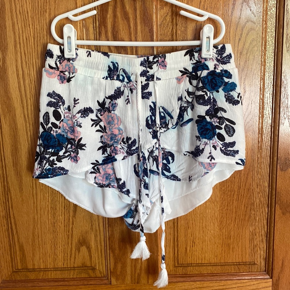 Comfy White Floral Pattern Shorts